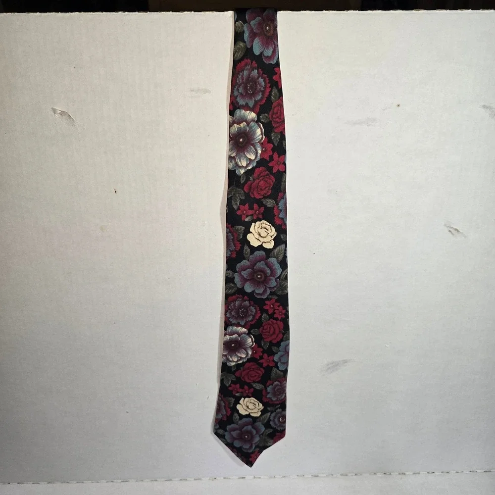 VINTAGE  Black‎ with Roses Woodward Tie100% Italian Silk Made in U.S.A.